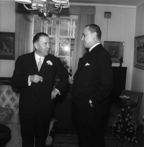 Mika Waltari con Olavi Paavolainen en 1958. Foto de Lasse Holmström